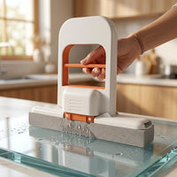 Flowipe secando una encimera de vidrio en una cocina moderna, con gotas de agua