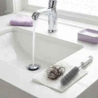 Lavabo limpio junto a Flowzap y el cabello retirado