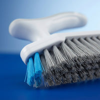 Detalle de las cerdas rígidas y del mini cepillo azul de Flowdeep